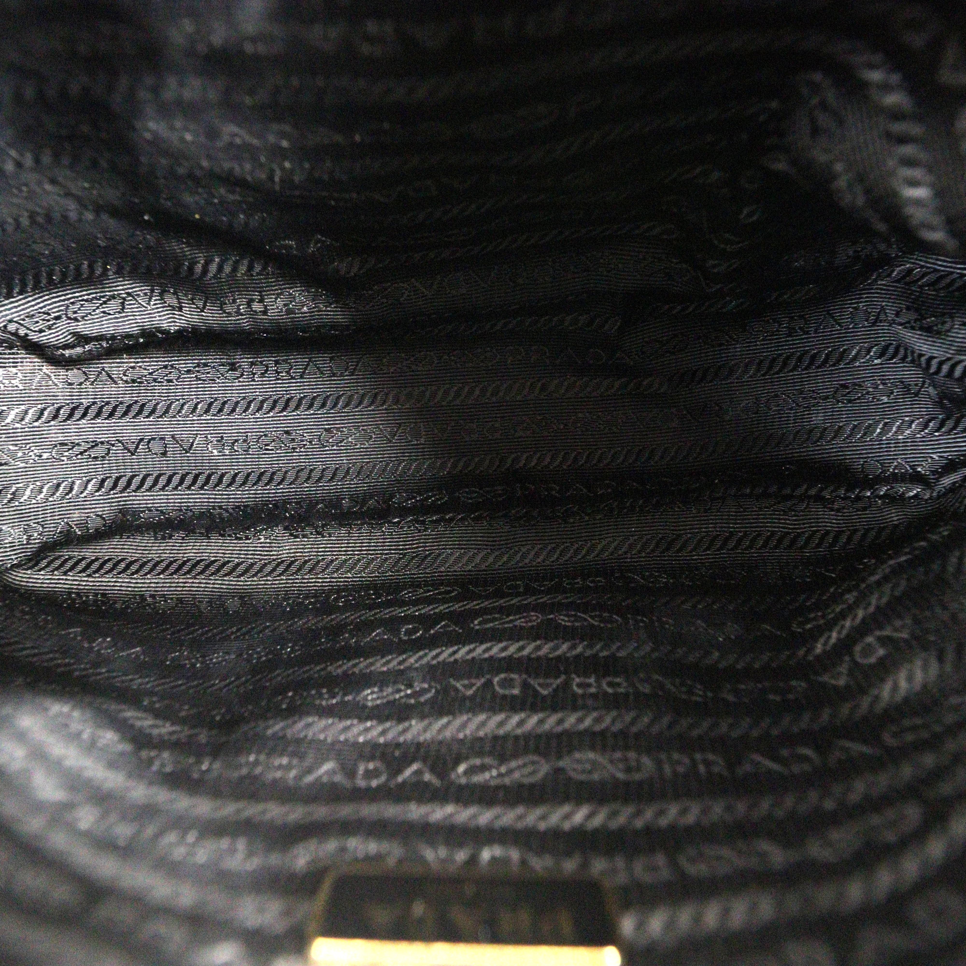 Prada Re-edition 2005 Saffiano Shoulder Bag